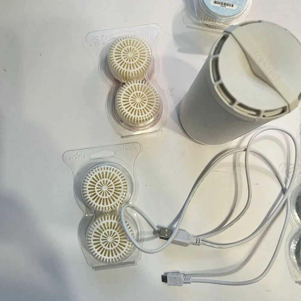 Scentsy Go White With USB Cable For Charging & 9 Scent Pods - Picture 10 of 10